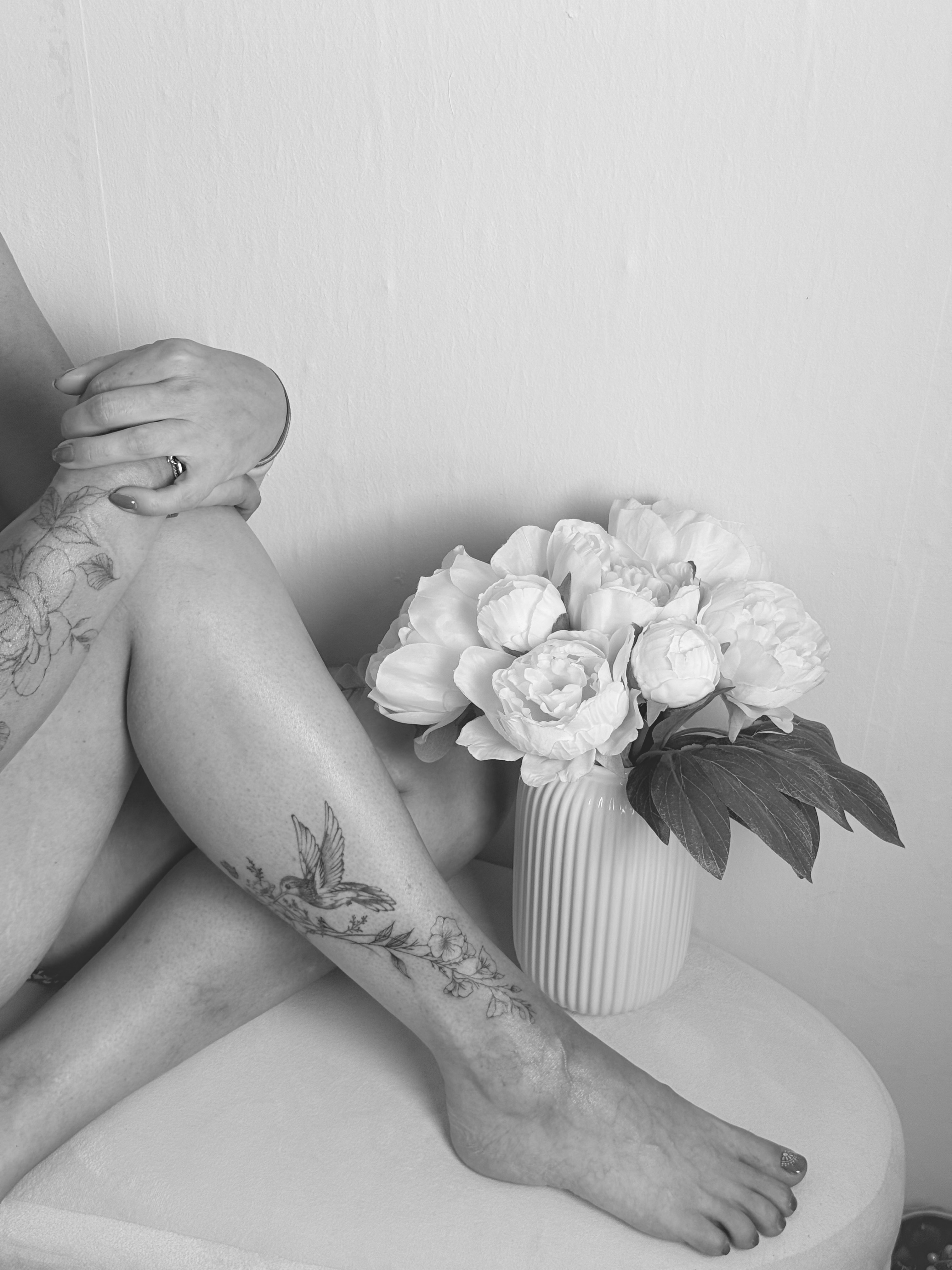 Kolibri & Blüten Fineline Tattoo Stuttgart – Wade von Thu Tieu