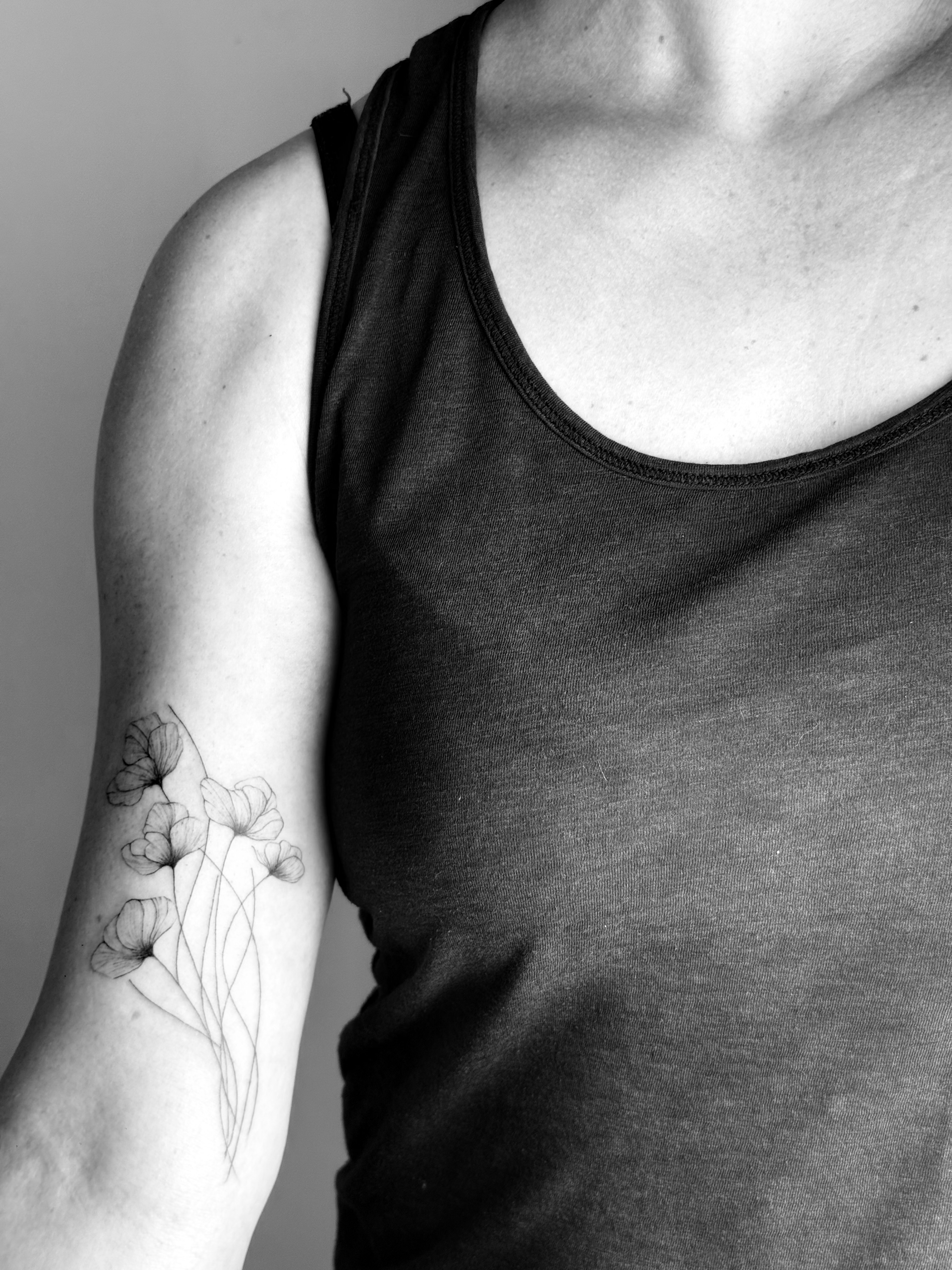 Florales Fineline Tattoo Stuttgart – Oberarm von Thu Tieu