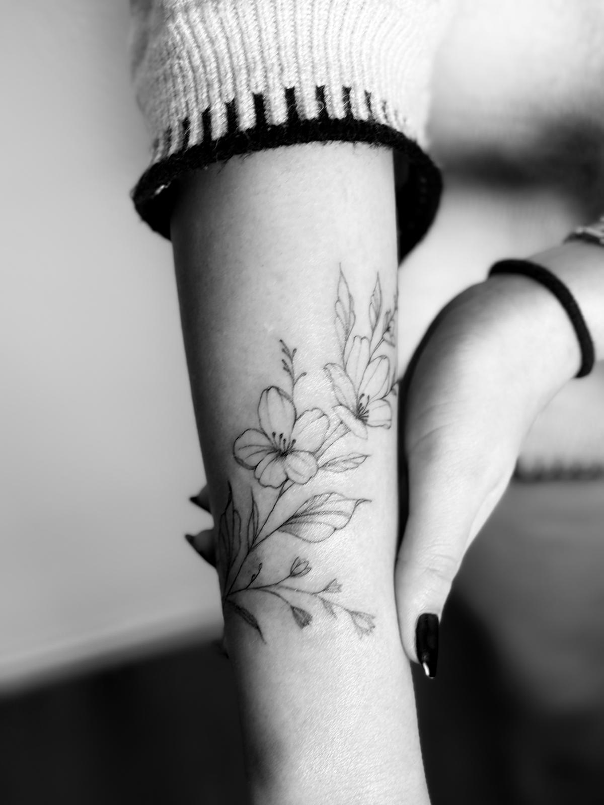 Fineline Tattoo Stuttgart von Thu Tieu Pure Black Art