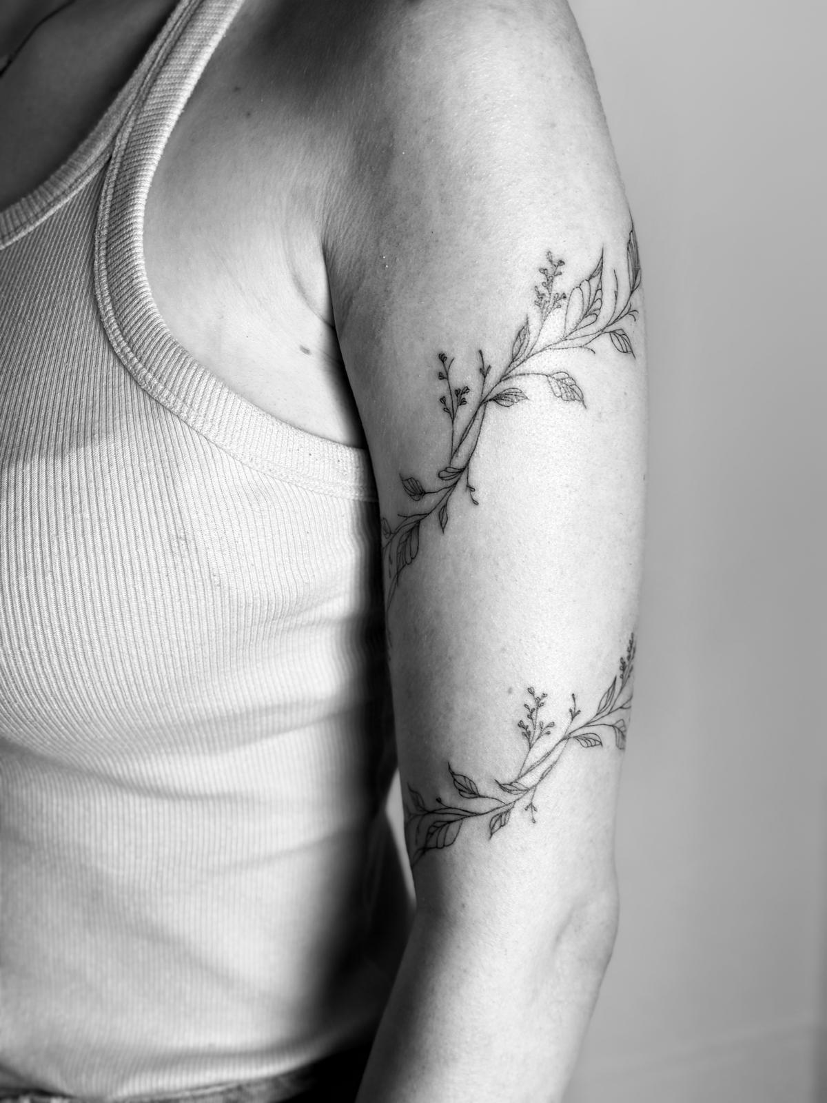 Fineline Tattoo Stuttgart von Thu Tieu Pure Black Art