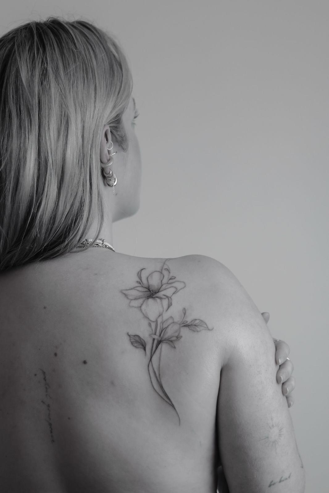 Magnolien Fineline Tattoo Stuttgart – Schulterblatt von Thu Tieu