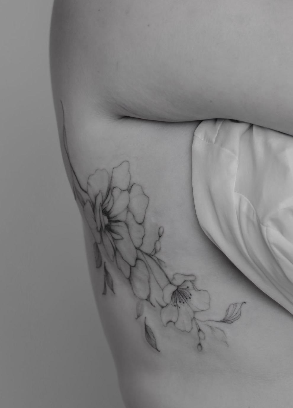 Kirschblüten Fineline Tattoo Stuttgart – Hüfte von Thu Tieu