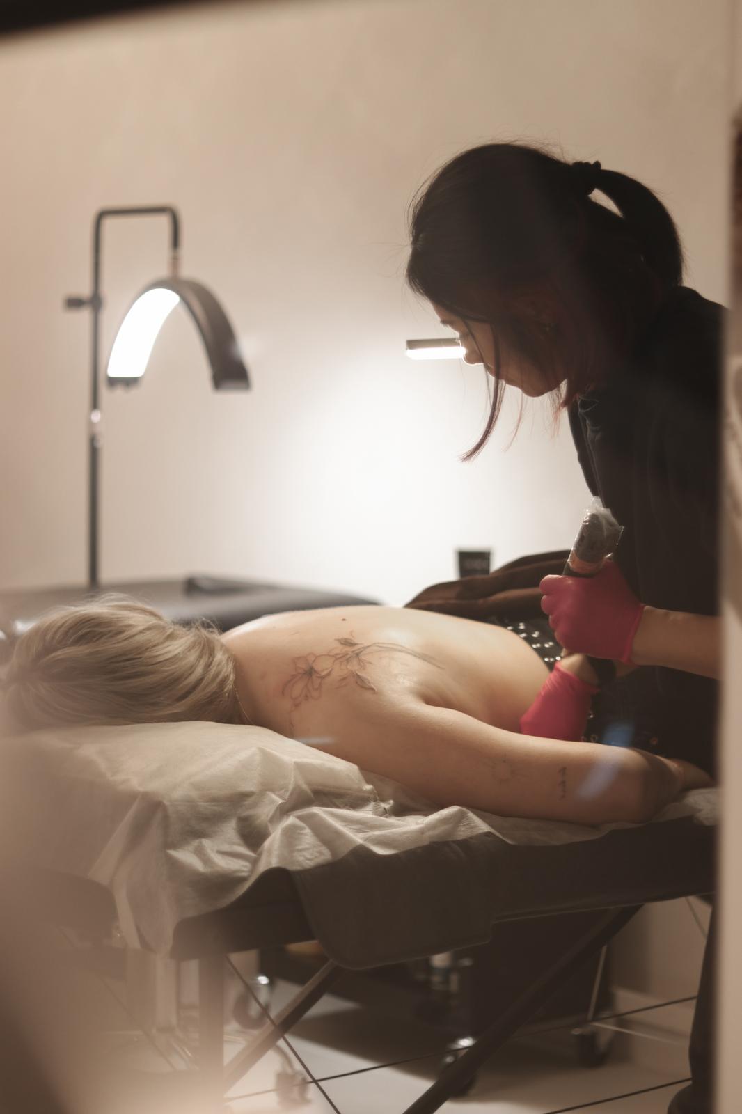 Thu Tieu – Fineline Tattoo Artistin Stuttgart bei der Arbeit, Pure Black Art